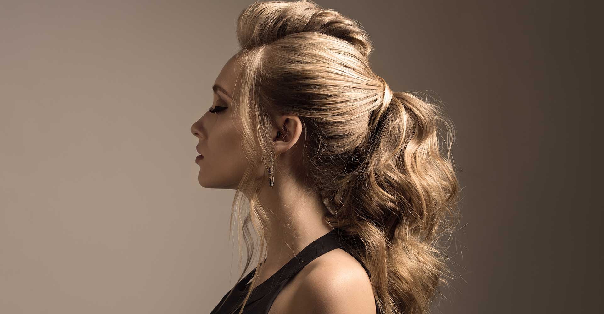 Modelo Loira De Lado Com Rabo De Cavalo Feito